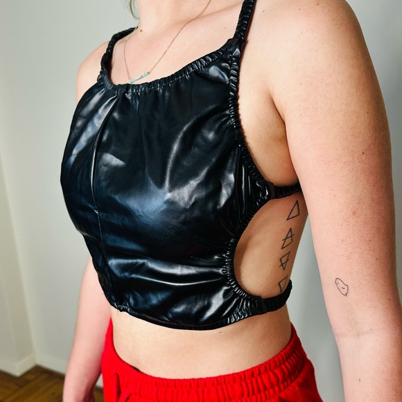 Black Criss-Cross Crop Top - Picture 1 of 2